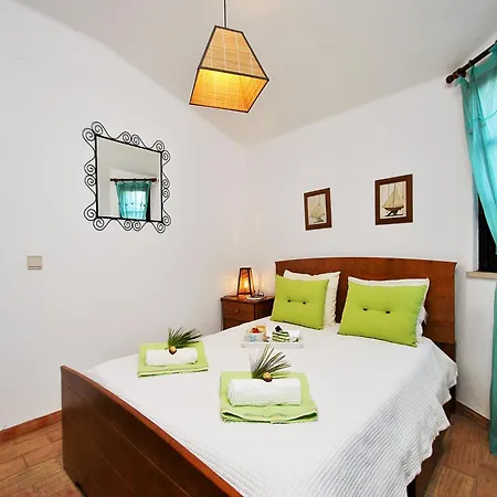 Villa In Gale Near Sandy Beach البوفيرا
